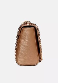Borsa in pelle marrone con motivo impresso, forma strutturata e tracolla in metallo dorato. Caratterizzata da una chiusura con zip superiore.