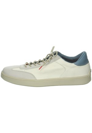 Baskets blanches en cuir avec une surface texturée, accent de talon bleu clair et semelle en caoutchouc beige. Inclut des lacets gris et un marquage rouge.