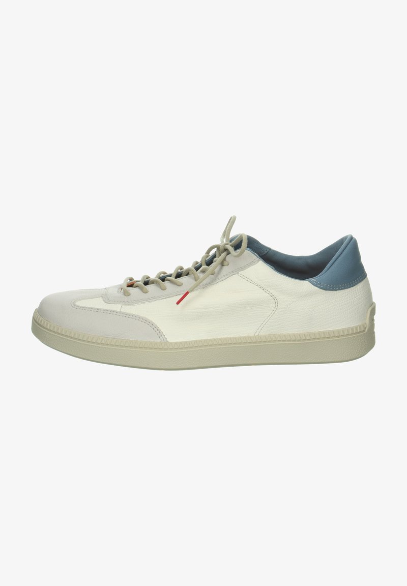 Baskets blanches en cuir avec une surface texturée, accent de talon bleu clair et semelle en caoutchouc beige. Inclut des lacets gris et un marquage rouge.