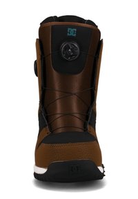 Braunen und schwarzen DC-sportlichen Snowboardstiefel mit Drehverschluss und dickem Profilsohle, von vorne auf einem weißen Hintergrund betrachtet.