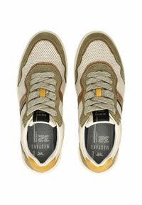 Sneakers beige e verde oliva con una tomaia in rete, accenti testurizzati, linguetta imbottita e una tab con tacchetta gialla. Presentano lacci grigi e branding.