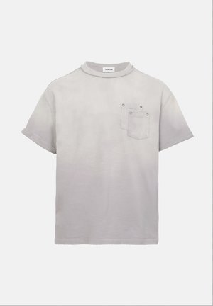 Ανοιχτό γκρι κοντομάνικο T-shirt με ριμπ λαιμόκοψη και δύο επικαλυπτόμενες τσέπες στο στήθος που κλείνουν με μεταλλικά κουμπώματα.