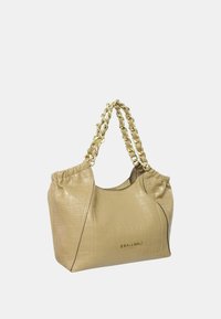Borsa beige con texture a rilievo effetto coccodrillo, parte superiore arricciata e manici in catena dorata. Presenta un marchio minimale sulla parte anteriore.