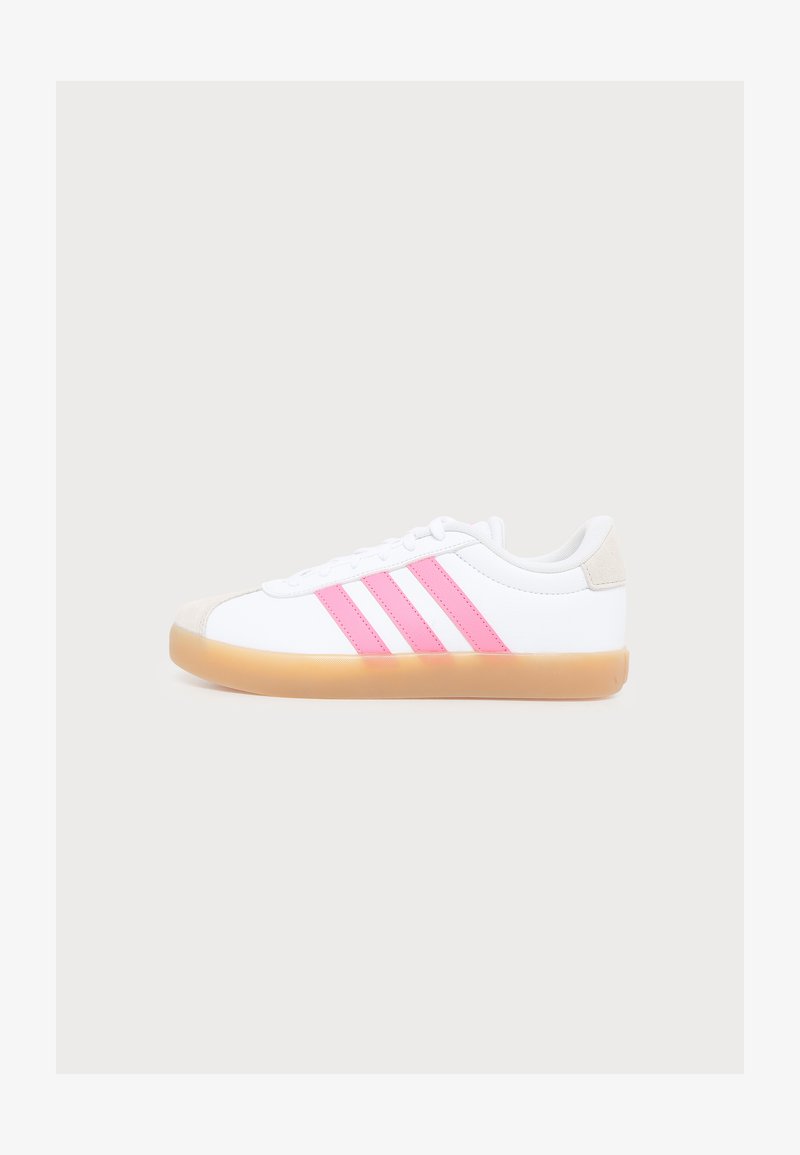 Baskets blanches avec semelle en gomme, trois bandes roses sur le côté, lacets blancs et détail beige au talon, présentées de profil sur fond uni.