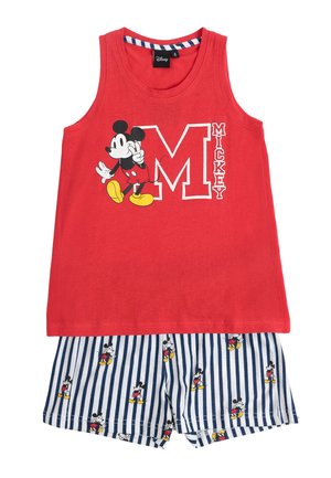 Top sin mangas rojo con una gran "M" y un gráfico de Mickey Mouse, combinado con pantalones cortos a rayas azules y blancas con estampados más pequeños de Mickey Mouse.