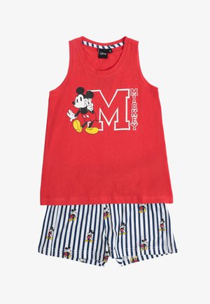 Top sin mangas rojo con una gran "M" y un gráfico de Mickey Mouse, combinado con pantalones cortos a rayas azules y blancas con estampados más pequeños de Mickey Mouse.