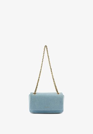 Hellblaue rechteckige Handtasche mit goldfarbenem, verdrehtem Kettenriemen und Klappverschluss, präsentiert vor weißem Hintergrund.