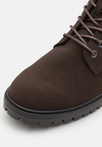 Pier One UNISEX - Nauhalliset nilkkurit - dark brown