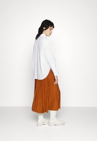 Samsøe Samsøe UMA SKIRT - Saia plissada - caramel cafe