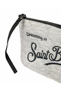 Sacchetto in tessuto grigio con cerniera nera. Presenta un testo ricamato "Dreaming of Saint B" in filo scuro, accentuato da una finitura testurizzata.