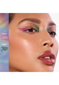 Eyeliner colorato in rosa e verde che si estende verso l'alto sulle palpebre. Labbra lucide con una leggera brillantezza. Pelle liscia con una naturale luminosità.