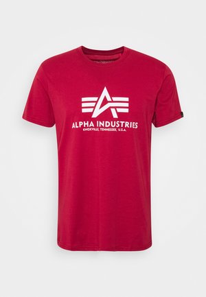 Rotes Baumwoll-T-Shirt mit kurzen Ärmeln, das auf der Vorderseite ein weißes Logo-Design mit einem 'A' und horizontalen Streifen zeigt. Runder Ausschnitt.