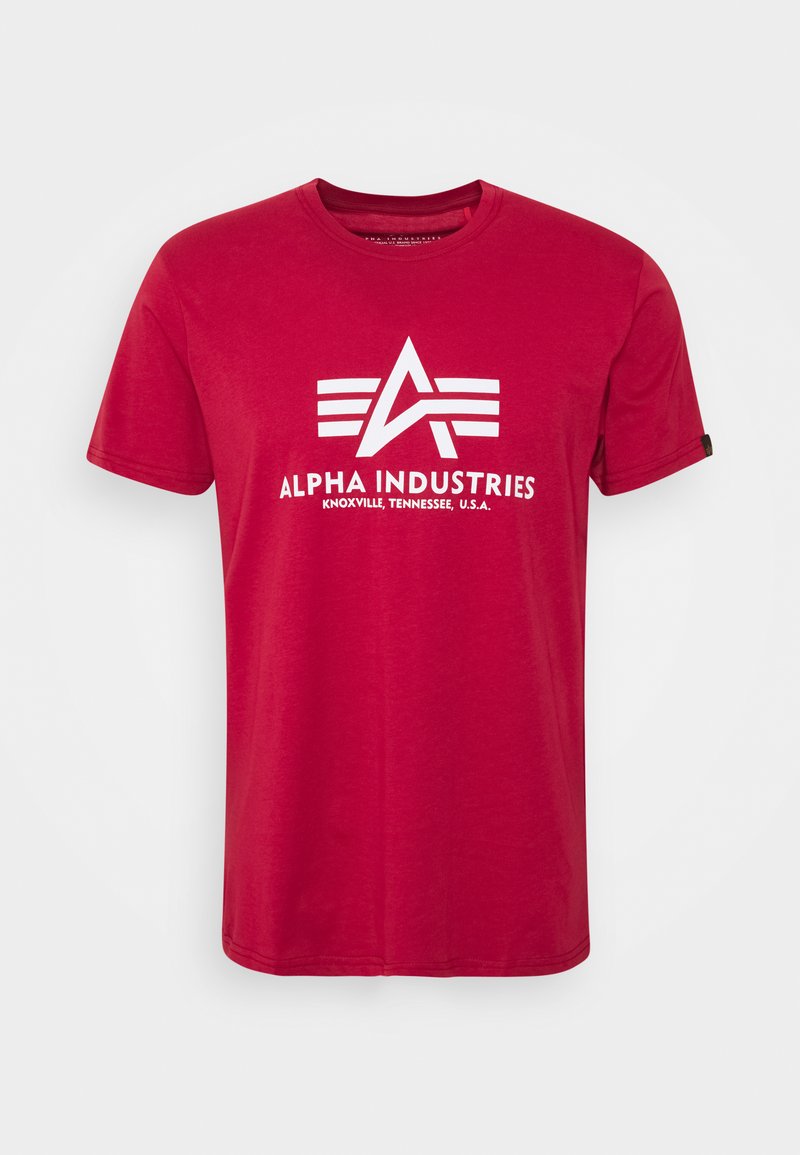 Rotes Baumwoll-T-Shirt mit kurzen Ärmeln, das auf der Vorderseite ein weißes Logo-Design mit einem 'A' und horizontalen Streifen zeigt. Runder Ausschnitt.