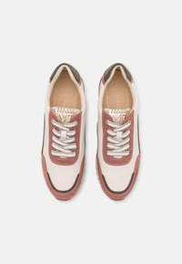 Baskets avec une tige en cuir blanc, des accents marron rougeâtre et des détails gris. Présente un design perforé et des lacets blancs. Semelle en caoutchouc.