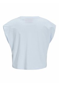 Camiseta de gran tamaño, de color azul claro, con manga corta y escote redondo, de textura suave y lisa. Presenta un ajuste holgado y un diseño minimalista.
