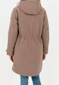 Abrigo impermeable marrón de longitud media con cintura ajustable, capucha y mangas largas. Cuenta con puños abotonados y textura suave.