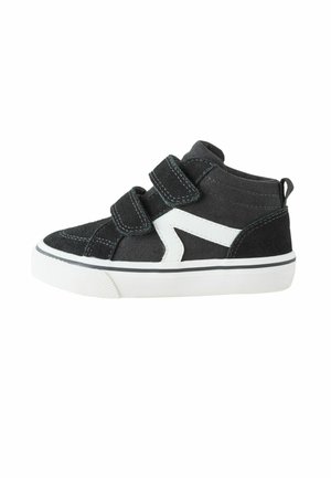 Schwarze High-Top-Sneaker aus Canvas mit weißen Akzenten, Klettverschlussriemen und strukturierter Gummisohle. Kontrastnähte und sportliches Design.