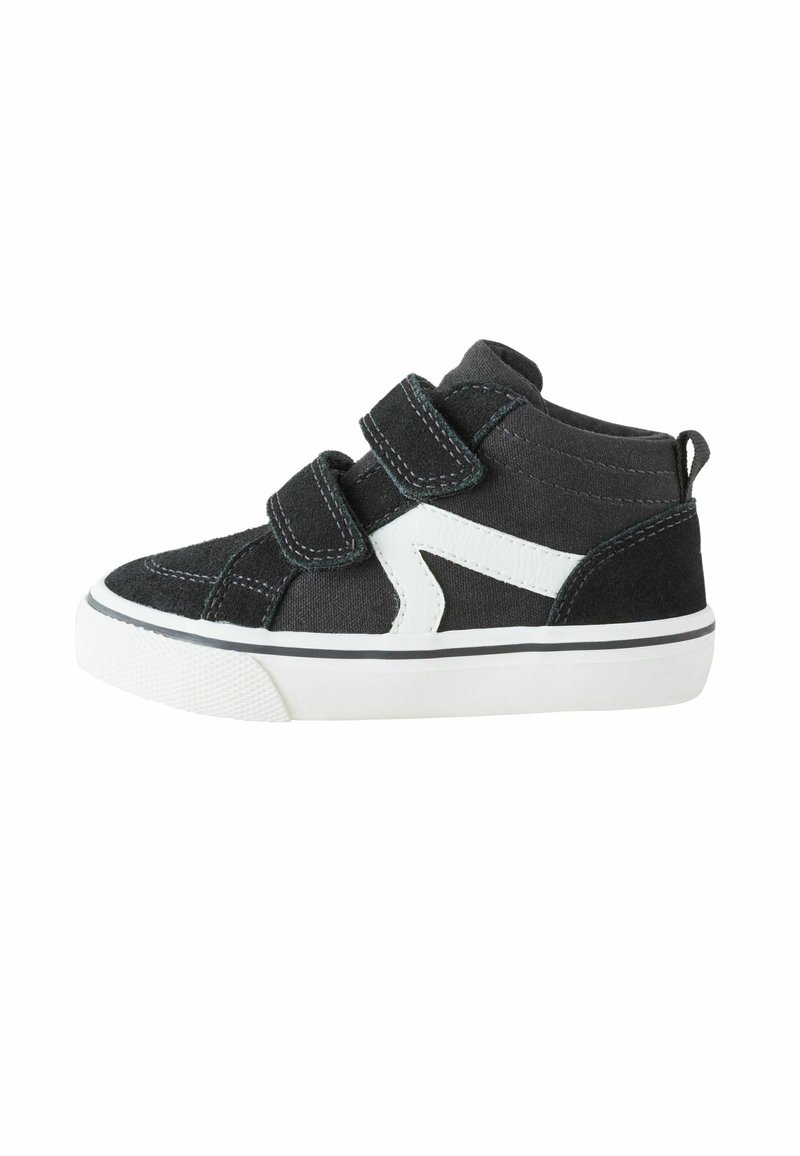 Schwarze High-Top-Sneaker aus Canvas mit weißen Akzenten, Klettverschlussriemen und strukturierter Gummisohle. Kontrastnähte und sportliches Design.