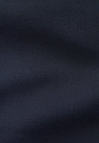 Tissu bleu marine avec une surface lisse et texturée, présentant un léger éclat. Le matériau est tissé serré sans motifs ni ornements visibles.
