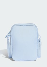 Borsa a tracolla azzurro chiaro con tessuto strutturato, forma rettangolare, chiusura con zip e tracolla regolabile. Design minimalista.