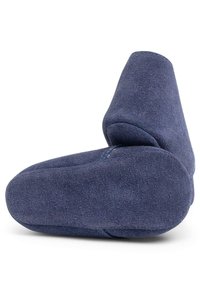 Mornarice plave s kože papuče s zaobljenim prstima i niskom petom, s glatkom teksturom i minimalnim detaljima šivanja. Mekan, podstavljen dizajn.