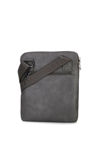 Graue Ledertasche mit strukturierter Oberfläche, ausgestattet mit einem Reißverschluss oben und einem verstellbaren Riemen. Inklusive einer Vordertasche mit Reißverschluss.