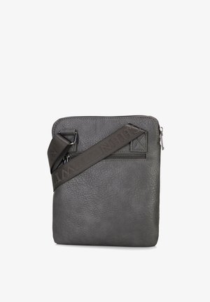 Grijze leren tas met een gestructureerd oppervlak, voorzien van een ritssluiting aan de bovenkant en een verstelbare riem. Heeft een voorvak met rits.