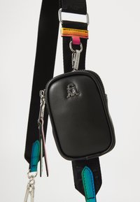 Steve Madden BVITAL-J - Handbag - black/multi
