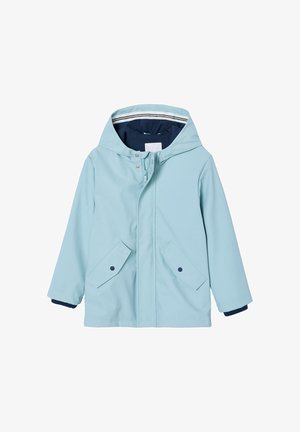 Hellblauer Regenmantel mit Kapuze, vorderem Reißverschluss und Druckknopftaschen mit Überzug, marineblauem Futter und gestreiftem Detail im Inneren der Kapuze.