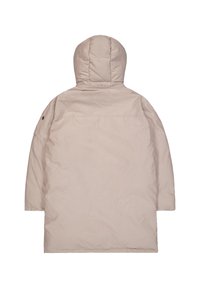 Long manteau d'hiver beige à capuche vu de dos, avec des coutures matelassées et un petit logo sur la manche gauche.