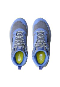 Scarpe da trekking in rete blu con accenti grigi, superficie testurizzata, lacci riflettenti e interno giallo brillante. Il tab posteriore facilita l'indossamento.