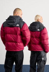 The North Face 1996 RETRO NUPTSE JACKET - Dunjakke - beetroot/black