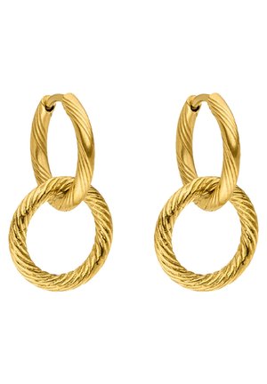 Goudkleurige dubbele oorringen met een getextureerd, gedraaid ontwerp met een kleinere ring gekoppeld aan een grotere op een witte achtergrond.