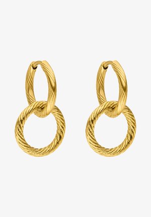 Boucles d’oreilles double anneau dorées avec un design texturé et torsadé mettant en avant un petit anneau relié à un anneau plus grand sur fond blanc.