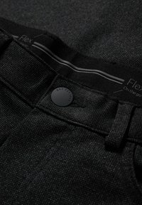 Černé kalhoty z tkaniny s texturovaným povrchem, zapínáním na knoflíky a jemným šedým proužkem podél pasu. Štítek nese nápis "Flex" pro pohodlí.