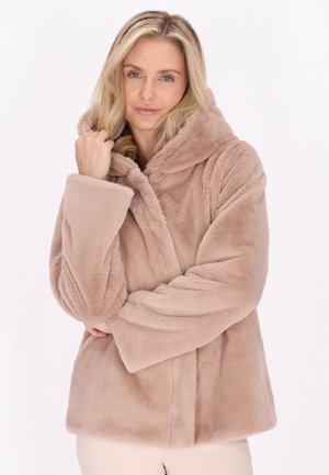 Faux fur gevoerde jas in zacht beige. Heeft een ontspannen pasvorm, brede mouwen en een textuurafwerking voor een gezellige uitstraling.