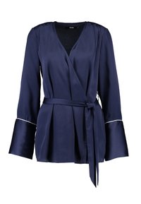 Blusa envolvente de satén azul marino con mangas largas acampanadas y un cinturón de lazo. Presenta un ribete blanco a lo largo de las mangas. Textura suave.