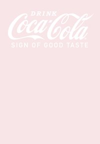 Bílý vintage text Coca-Cola "Pijte Coca-Colu, známku dobrého vkusu" na světlě růžovém pozadí, centrovaný s stylizovaným kurzívním písmem.