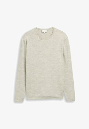 Lichtbeige trui met lange mouwen en ronde hals, voorzien van een subtiele gemêleerde structuur, plat neergelegd op een witte achtergrond.