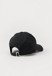 Fekete pamut sapka ívelt karimával, hátsó állítható pánttal és varrási részletekkel. Simább textúrájú, minta vagy látható logó nélkül.