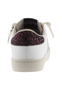 Sneaker bianco con tacco testurizzato in nero e glitter bordeaux, suola beige e lacci crema. Materiale liscia e dettagli di design puliti.