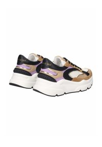 Sneakers chunky con mesh nero e suede in beige, dettagli viola, suola platform bianca, branding dorato e una finitura testurizzata.