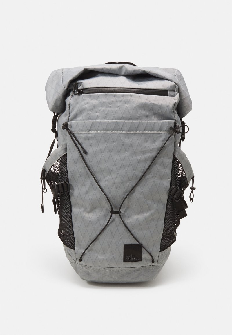Zaino grigio con un design a motivo diamante testurizzato, chiusura arrotolata, tasche esterne in rete e spallacci regolabili. Inclusa tasca frontale con zip.