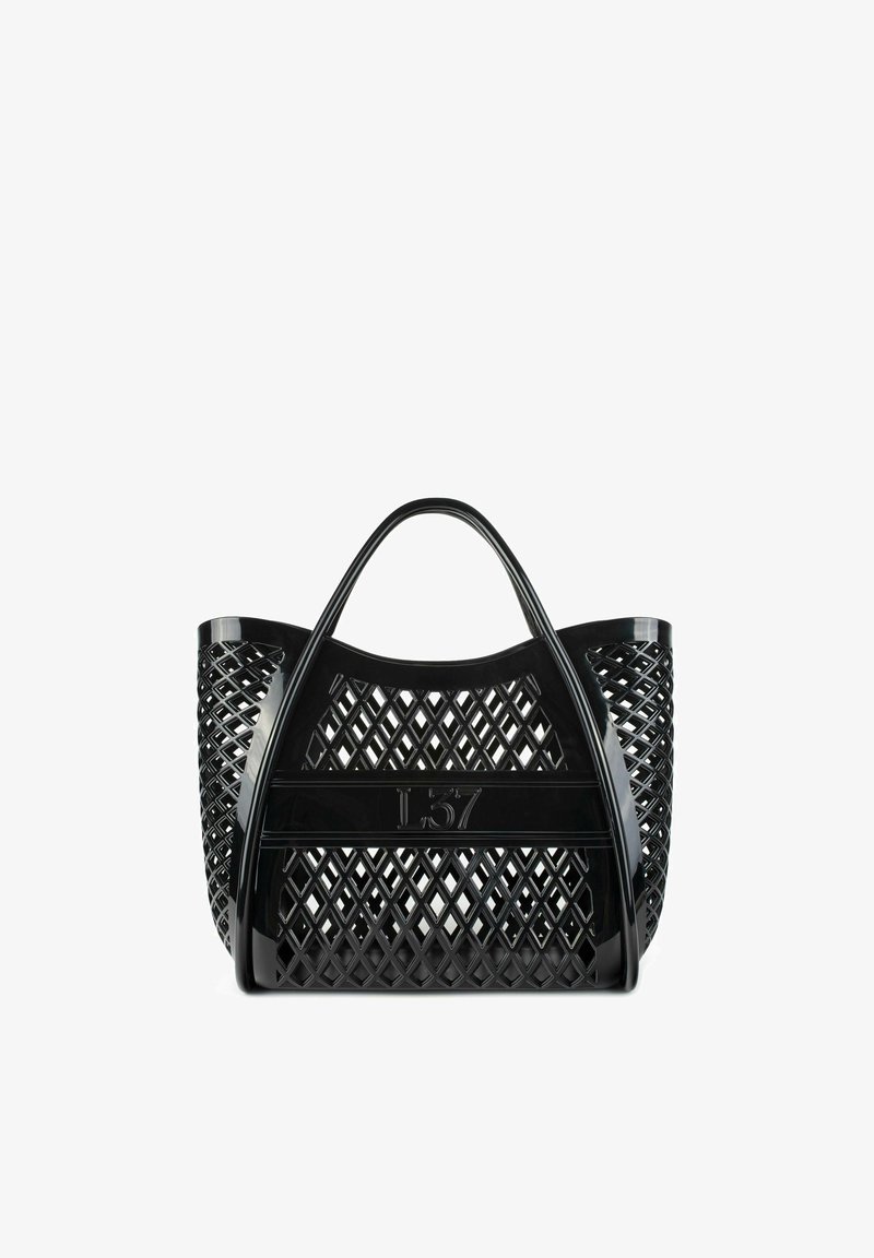 Zwarte plastic draagtas met een uitsnijding in rastervorm. Heeft twee stevige handvatten, een ronde bovenkant en een reliëfdetail aan de voorkant.