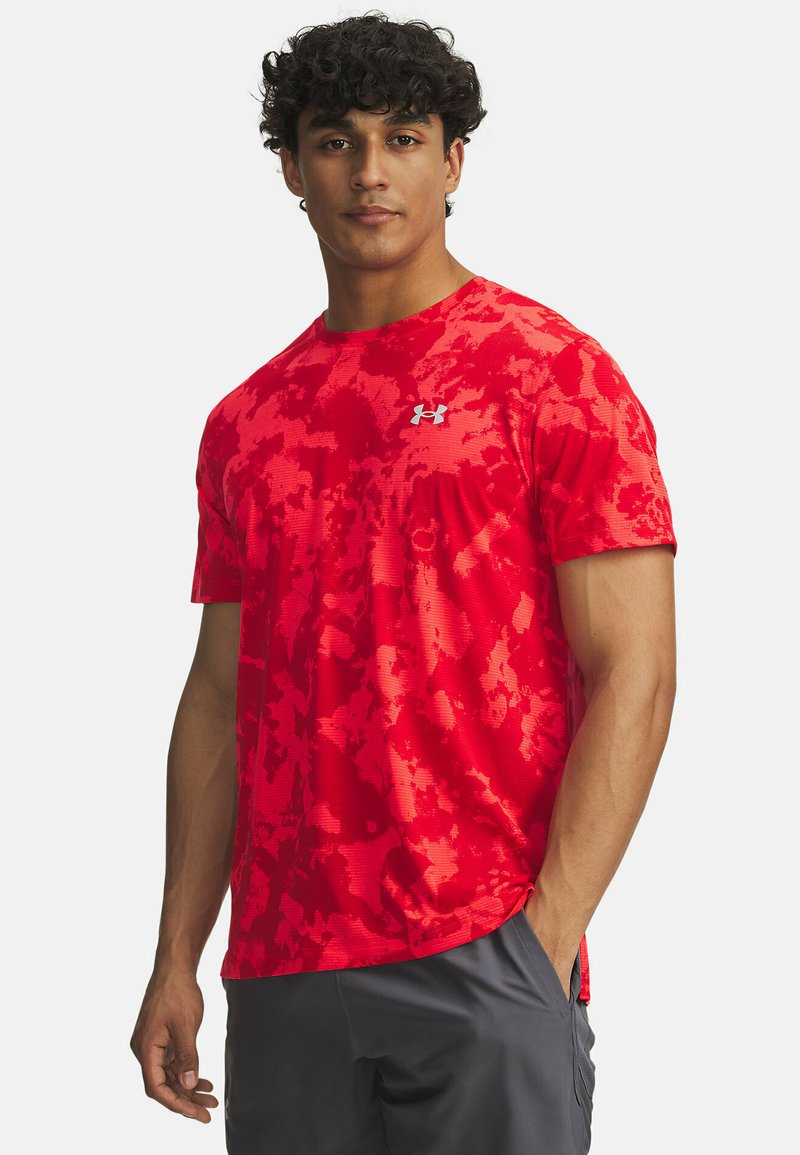 Rotes Sport-T-Shirt mit einem strukturierten, gemusterten Design. Mit Rundhalskragen und einem kleinen weißen Logo auf der Brust. Kurze Ärmel.