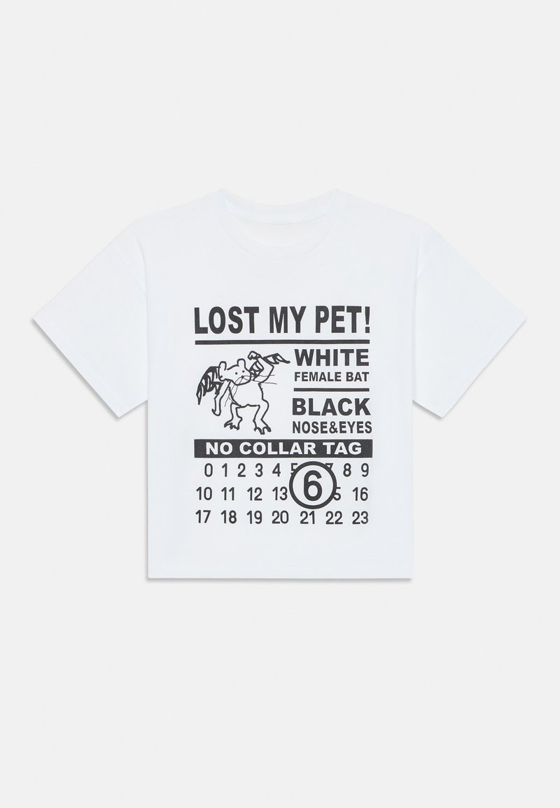 Vit t-shirt med kort ärm som har svart tryckt text och grafik relaterad till en förlorad husdjursannons, med en kalenderdesign längst ner.