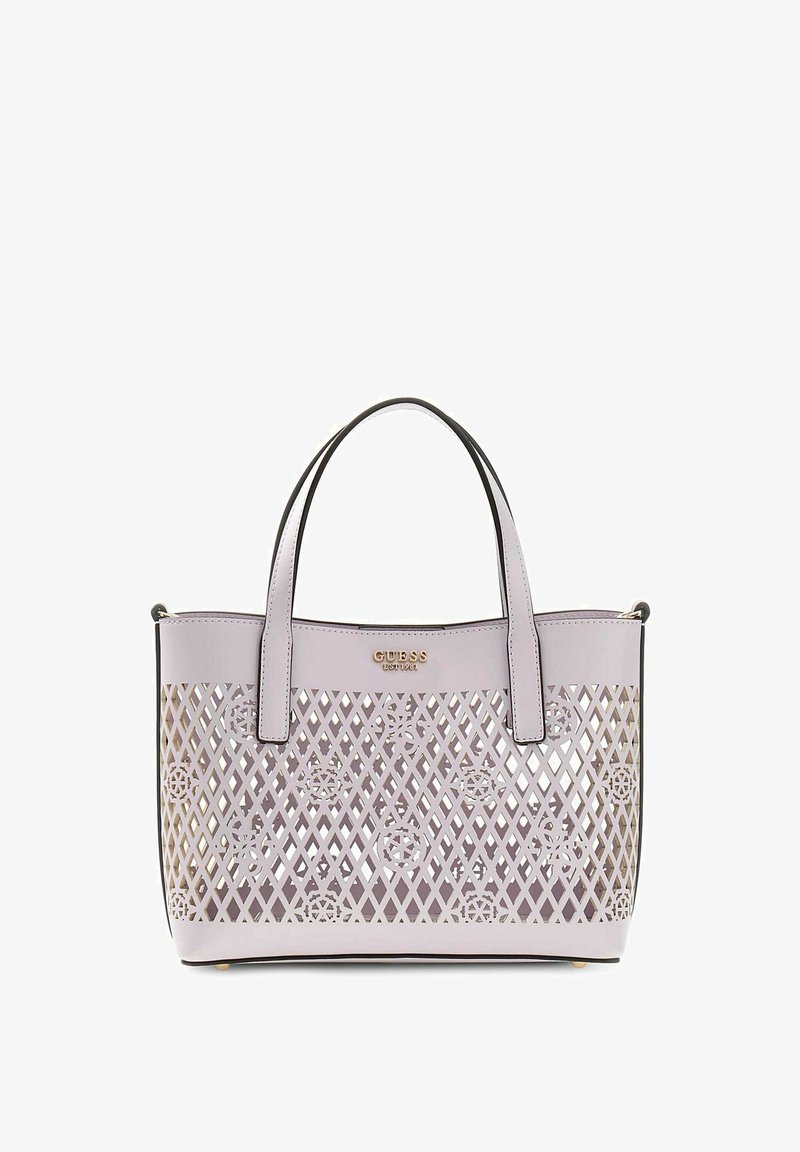 Sac fourre-tout lavande avec découpes en treillis et motifs floraux, double poignée, et logo "GUESS" doré sur le panneau supérieur avant.