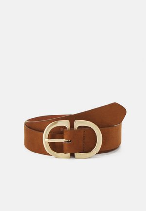 Cinto de camurça castanho com uma fivela dourada de dupla circunferência larga; textura suave com linhas limpas e design com extremidade afilada.