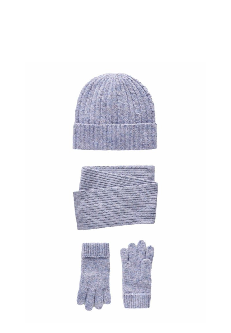 Ensemble d'hiver tricoté bleu clair comprenant un bonnet côtelé, une écharpe texturée et des gants avec des poignets côtelés. Tissu doux et confortable avec un motif subtil.
