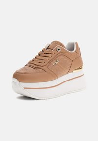 Beige Plateau-Sneaker aus strukturiertem Leder, runde Spitze, Schnürverschluss und goldene Akzente an der Ferse. Markenlogo an der Seite.